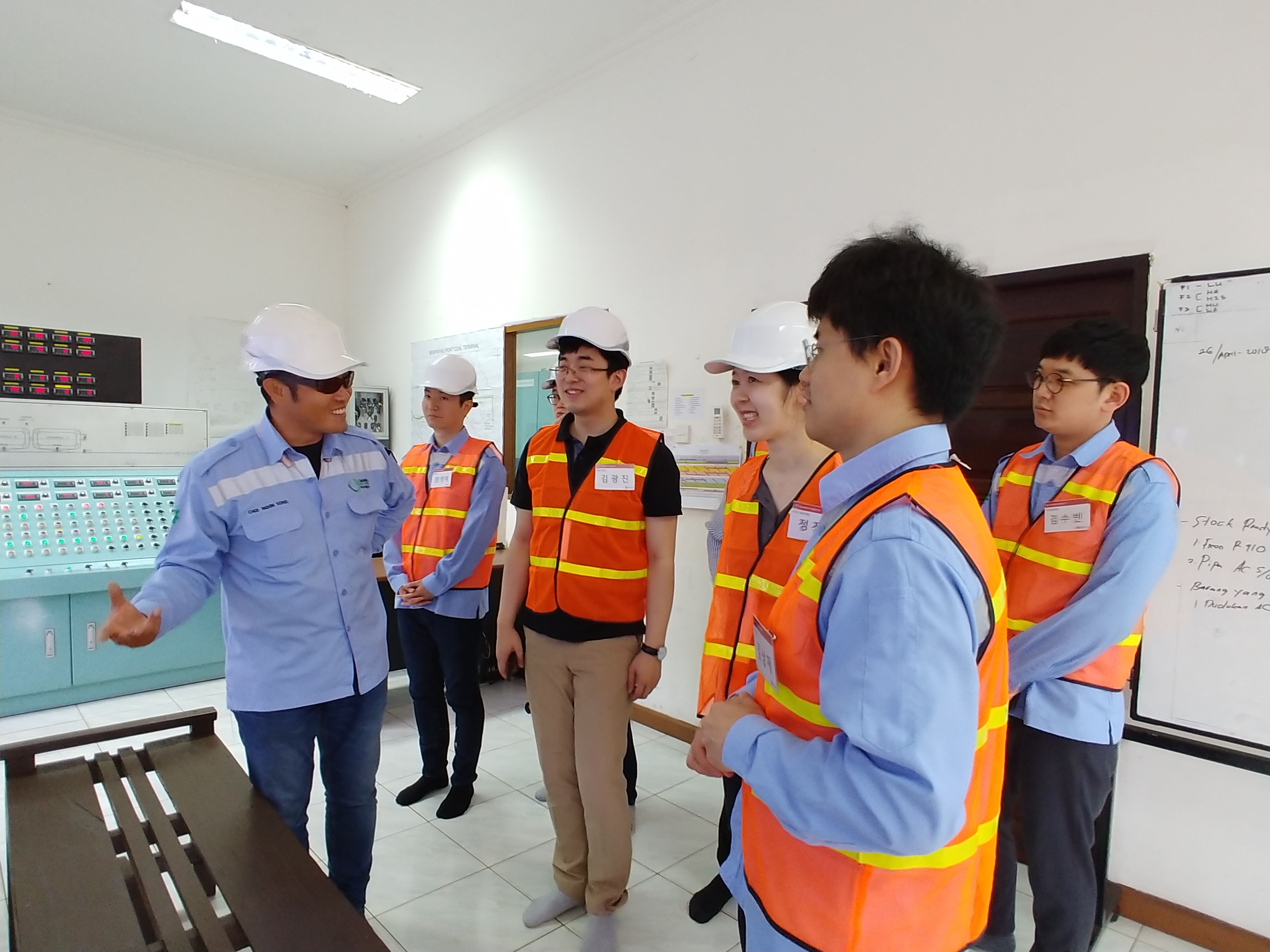 [Picture 2] LG International staffs participating in the overseas investment corporation training program are listening to the explanations about the business at the control room in the Indonesia GAM coal mine. 