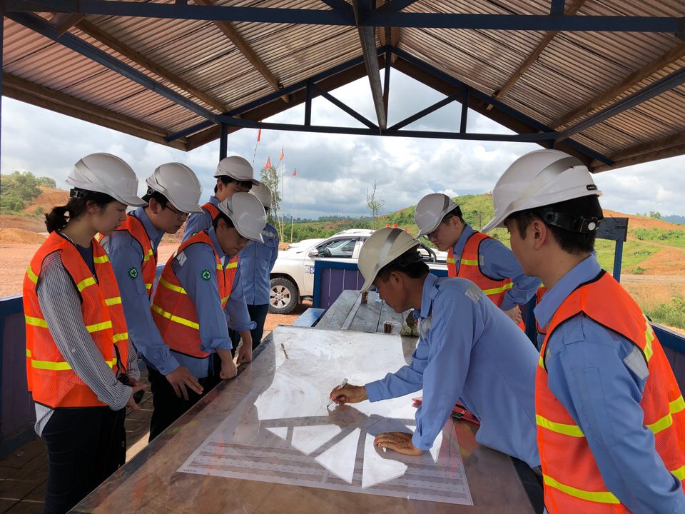 [Picture 3] LG International staffs participating in the overseas investment corporation training program are listening to the explanations about the mining plan along with checking the ground plan at the Indonesia GAM coal mine field. 